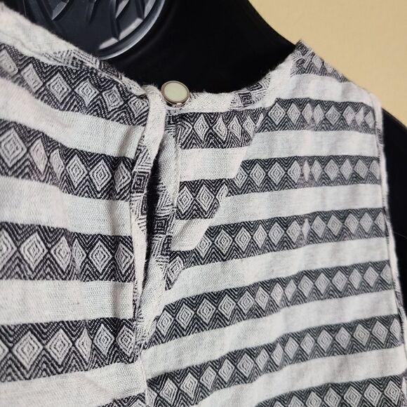 Monteau Sleeveless Diamond Print Top - Picture 6 of 8